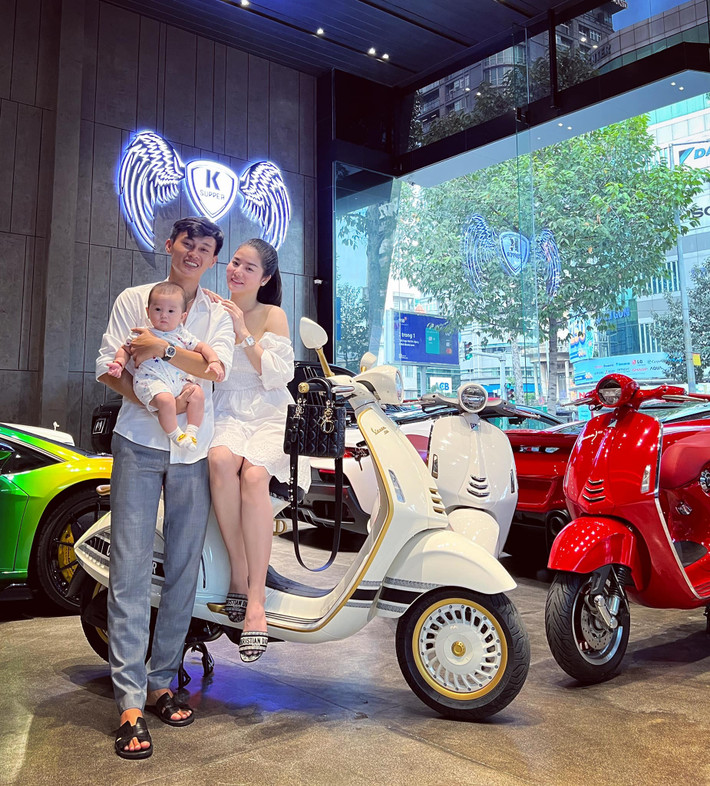 Để có được chiếc Vespa 946 Christian Dior, Công Khanh đã phải đặt trước 2 năm và mãi tận bây giờ mới được nhận hàng.