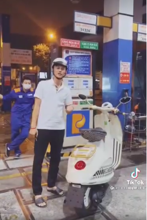 Nội dung của clip do Công Khanh đăng tải không chỉ tạo nên sự chú ý bằng việc chiếc xe máy siêu hot này lăn bánh trên đường mà còn bởi giá đổ xăng của nó.