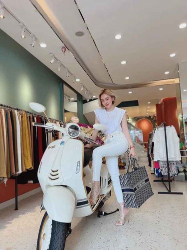 Trước Công Khanh, Trang Nemo cũng đã khui hộp chiếc Vespa 946 Christian Dior.