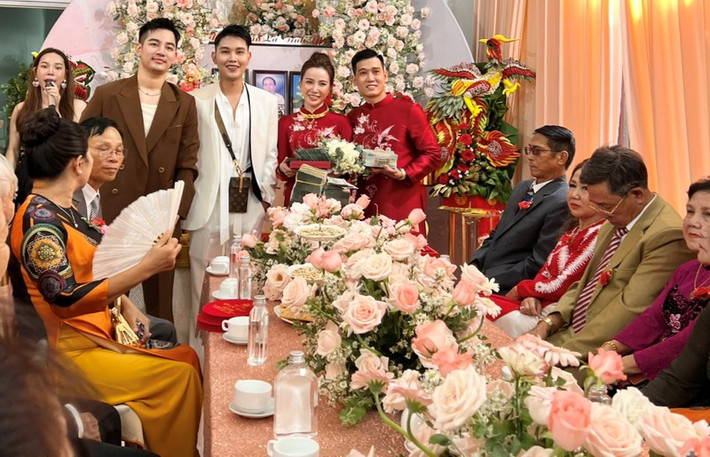 Cách đây không lâu, trong ngày cưới của cô dâu Vũ Hằng, 2 người bạn thân đã mừng đám cưới mỗi người 500 triệu đồng. Điều này xuất phát từ việc 2 anh chàng từng hứa rằng khi nào cô em lấy chồng thì mỗi người tặng 1 tỷ.