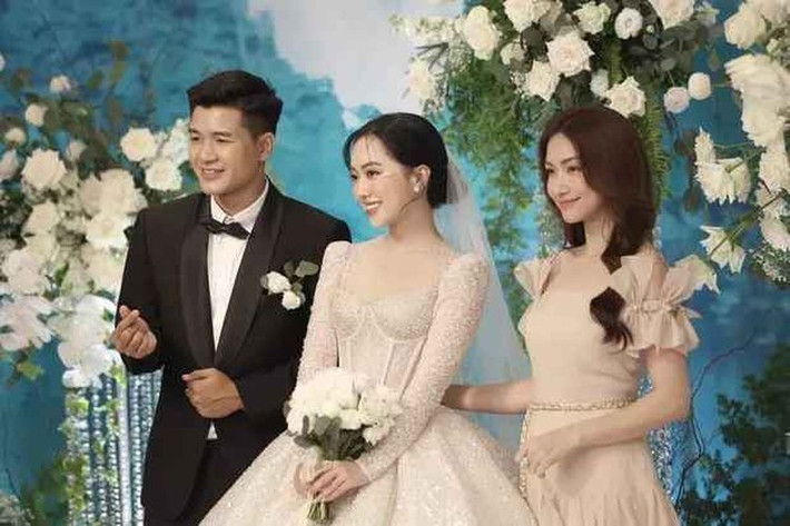 Từ khi yêu đương cho đến nay đã là vợ chồng, chuyện tình Đức Chinh - Hà Trang cũng được cho là êm đềm nhất, kín tiếng và ít phô diễn trên mạng xã hội. Họ cũng chưa từng dính phải bất kỳ scandal nào.