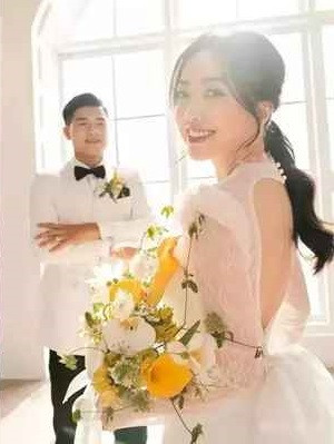 Dưới bài viết, bà xã Hà Đức Chinh nhận về vô số lời khen ngợi.