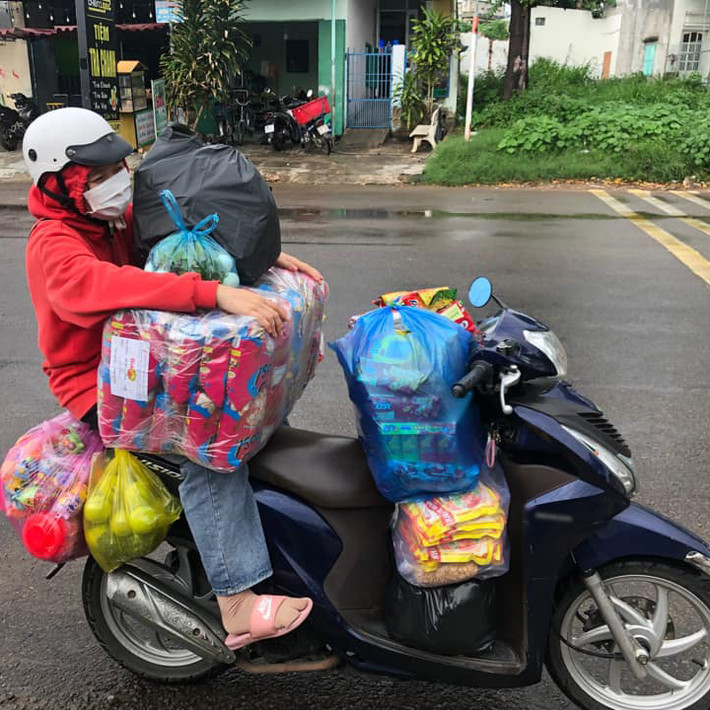 Một hình ảnh thường thấy khác của các bạn tân sinh viên chính là được bố mẹ sắp xếp cho “cả thế giới” mang đi nhập học.