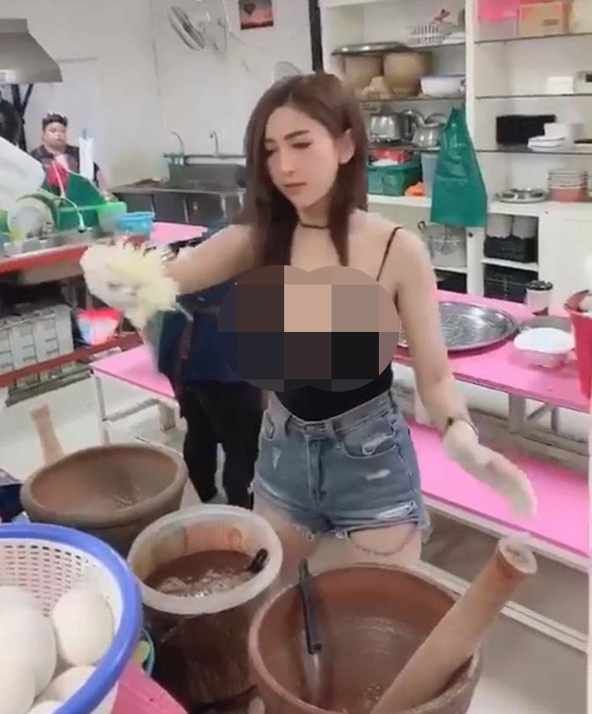 Trước đó, cũng từng có một cô gái được chú ý vì mặc mốt áo quây đứng bán cơm gà.