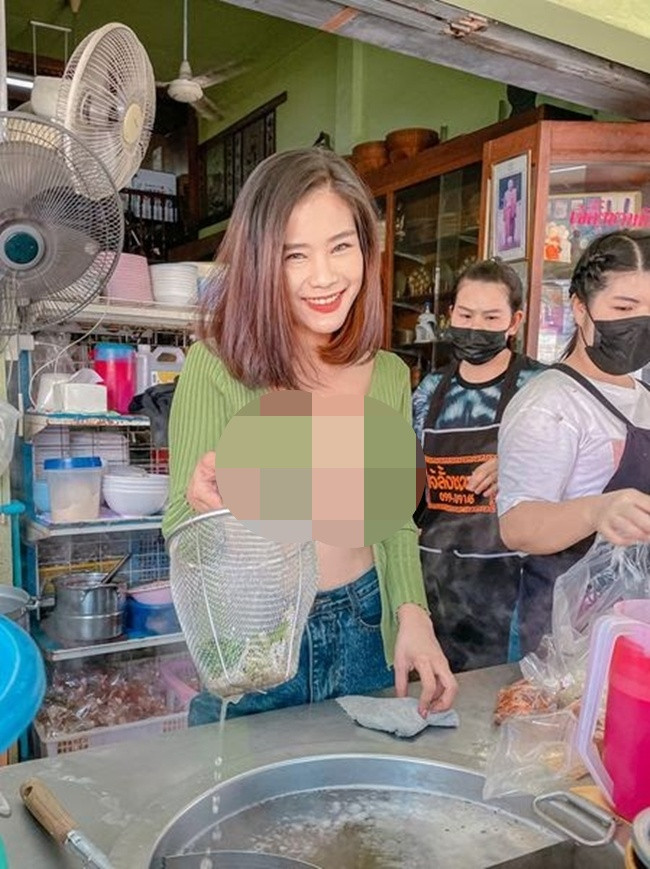 Cách đây không lâu trên mạng xã hội, người đẹp Thái Lan có tên Nong Perm gây choáng với cách ăn mặc hở hang khi đứng bán hàng hộ mẹ chồng.