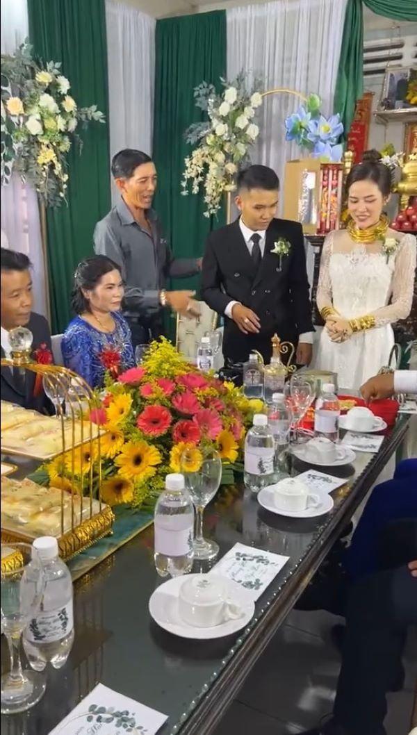 Dù chưa chia sẻ quá nhiều về hôn lễ của mình nhưng có thể thấy, đám cưới của Kem Kabi được diễn ra khá giản dị, ấm cúng, tổ chức trong rạp tại gia thay vì ở nhà hàng sang trọng, xa hoa.