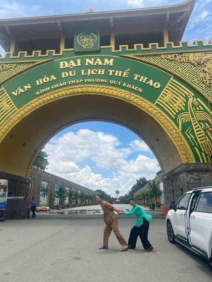 Chuyện sẽ không có gì đáng nói nếu Trang Khàn không livestream nói năng thô lỗ, mất thiện cảm về việc bà Nguyễn Phương Hằng bị bắt trên đường đi.