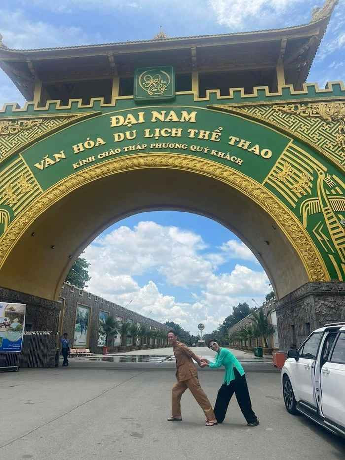 Chưa kể, cô người mẫu đầy thị phi này cùng ê kip của mình còn cố tình dừng xe trước cửa khu du lịch Đại Nam ở Bình Dương (do bà Nguyễn Phương Hằng làm chủ) để check- in tạo dáng phản cảm cùng những lời lẽ đầy hàm ý mỉa mai.