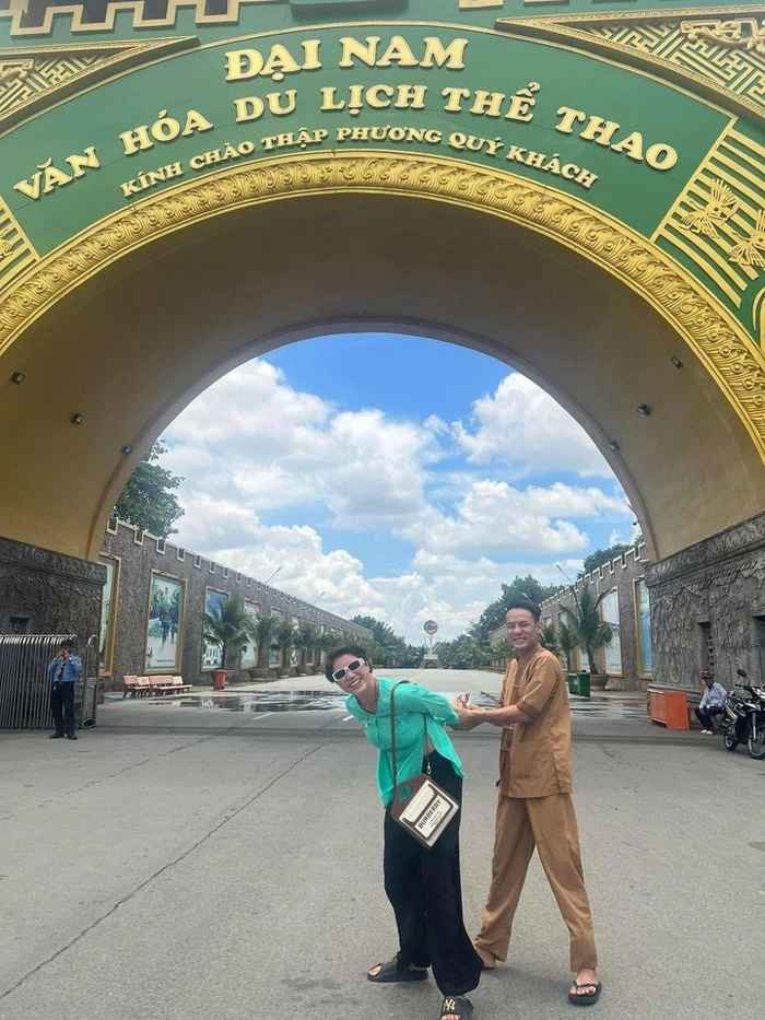 Mới đây, cựu người mẫu Trang Khàn cũng sắp xếp thời gian đến chùa Pháp Lạc để dự đám giỗ của cố ca sĩ Phi Nhung.