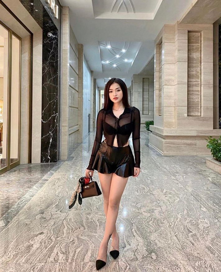 Bảo Trân được biết tới khi còn là nữ sinh trung học phổ thông với hình ảnh mặc áo dài trắng tuyệt đẹp. Sau khi tốt nghiệp, hot girl bắt đầu xây dựng hình ảnh theo phong cách gợi cảm, nữ tính.