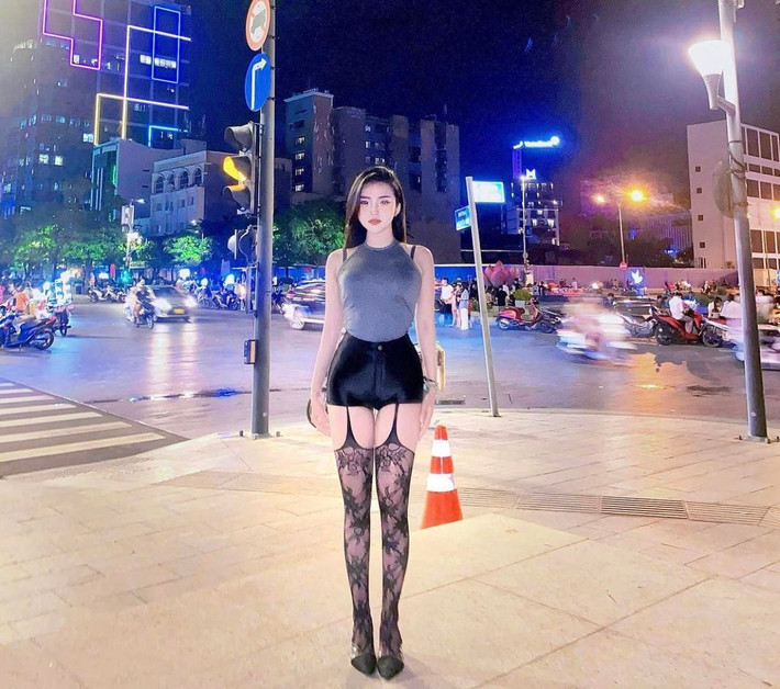 Sự gợi cảm của Bảo Trân nhận về nhiều bình luận khen chê từ cộng đồng mạng. Bởi, có những item gợi cảm quá mức khi tới những địa điểm công cộng.