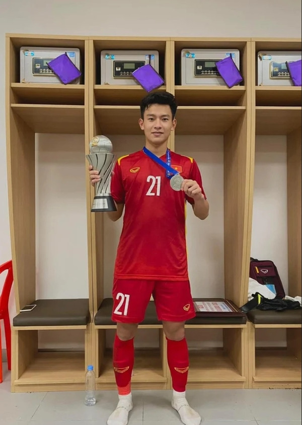 Tại giải U23 Đông Nam Á 2022 vừa qua, Phan Tuấn Tài là một trong những cầu thủ được triệu tập bổ sung cho U23 Việt Nam khi nhiều chân sút chủ chốt không may nhiễm COVID-19. Anh cùng một đồng đội khác đã đi từ Việt Nam qua Campuchia để hỗ trợ, sẵn sàng xung trận ở cả bán kết lẫn chung kết, bất chấp sức khoẻ mỏi mệt.
