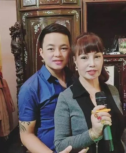 Thậm chí, chị Thu Sao còn trêu đùa rằng: "Đây, bây giờ nhìn thế này là mọi người biết được mình có hạnh phúc không." Trước tình cảm của vợ, anh chàng Hoa Cương cũng tỏ ra rất ngại ngùng, gương mặt lộ rõ sự hạnh phúc, mãn nguyện khi bà xã đòi "thơm một cái".