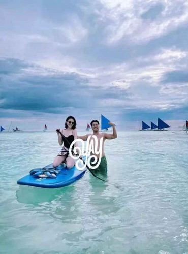Hot girl đăng ảnh ôm bạn trai tình tứ. Ngoài ra, cặp đôi còn lần lượt cập nhật tình trạng "Đã đính hôn" trên Facebook.