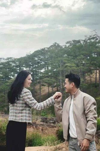 Sở hữu chiều cao 1m67, khuôn mặt thanh tú, Linh Rin từng rất thành công trong sự nghiệp làm mẫu ảnh và là hot girl nổi tiếng xuất hiện cùng thời với Chi Pu, Quỳnh Anh Shyn, Hà Lade.