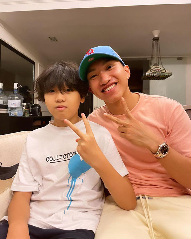 Thế nhưng sau đó, Doãn Hải My đã lên tiếng đính chính: "Vì mọi người yêu mến, muốn tôi hạnh phúc nên mới đồn tôi sắp cưới. Tuy nhiên, tôi còn nhiều kế hoạch phát triển bản thân nên chưa nghĩ đến chuyện kết hôn ở hiện tại".
