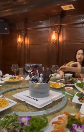 Mới đây, trên TikTok có chia sẻ đoạn clip Đoàn Văn Hậu và Doãn Hải My đi sinh nhật của Bảo Hân (diễn viên phim Về nhà đi con). Mặc dù chỉ có người đẹp lên khung hình nhưng netizen khẳng định cô nàng đi chung với chàng cầu thủ vì cánh tay có hình xăm chuẩn của nhà trai.
