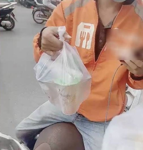 Đáng nói, đơn hàng có giá trị hơn 1 triệu đồng này không phải do Trang Nemo đặt, mà là ai đó đã giả danh, đưa địa chỉ nhờ shipper giao đến cửa hàng của cô.