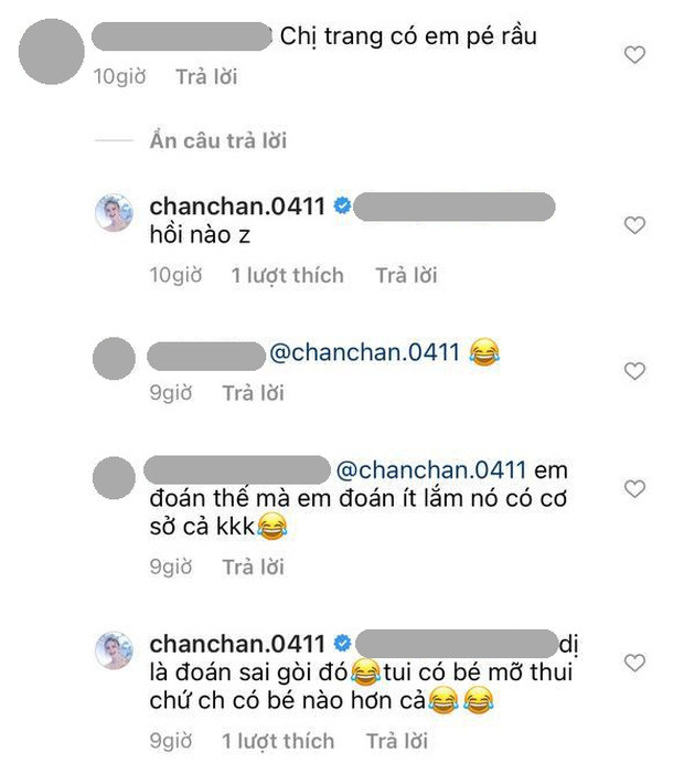 Theo đó, vợ streamer Xemesis đã đăng loạt ảnh cực xinh với một chiếc váy bó sát màu xanh nước biển được cắt xẻ táo bạo kết hợp túi Balenciaga và giày Alexander Wang.