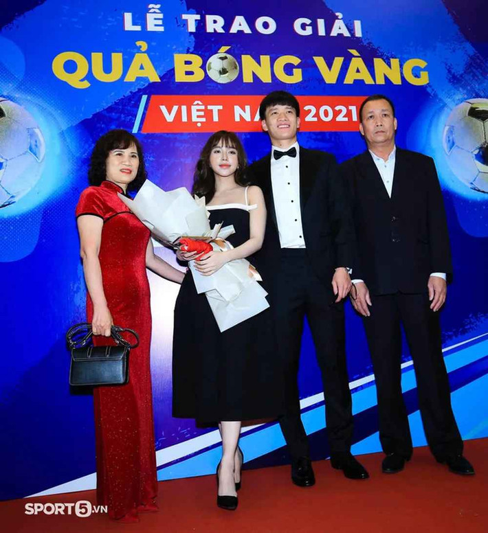 Cô gái quê Đồng Nai đang làm chủ của một thẩm mỹ viện. Dù xa cách về mặt địa lý song cả 2 vẫn tranh thủ thời gian rảnh rỗi để gặp mặt. Gia Hân cũng thường xuyên tới sân để cổ vũ bạn trai thi đấu.