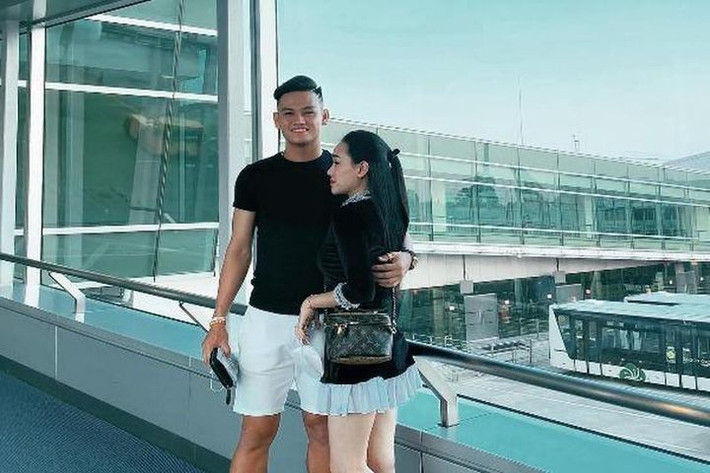 Tấn Tài và bạn gái cùng quê Bình Định, đã có thời gian 3 năm tìm hiểu và quyết định đi đến hôn nhân vào ngày 20/4 tới đây. Phạm Hiếu ghi điểm với gương mặt xinh đẹp và gu ăn mặc gợi cảm. Trên trang cá nhân, vợ sắp cưới của chàng hậu vệ đội tuyển Việt Nam ít khi chia sẻ ảnh với bạn trai. Thay vào đó, cô tập trung cho công việc làm spa.