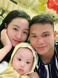 Về phần bà xã Xuân Mạnh là Trần Dung (cử nhân ngành luật) chia sẻ: "Con gái của bố mẹ đã tròn 1 tuổi rồi. Tầm này năm ngoái là mẹ đang chuẩn bị vào phòng đẻ. Cũng ngày mưa và se se như thế này. Chúc gái của bố mẹ một đời luôn an yên, mạnh khoẻ, hạnh phúc, may mắn nhé con gái".