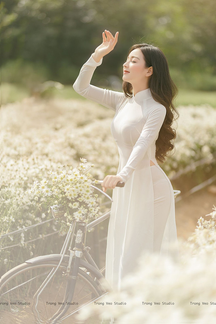Lê Vũ Quỳnh Trâm sinh năm 1995, được mệnh danh là "thiên thần áo dài Sài thành" nhờ những hình ảnh diện áo dài truyền thống, khoe khéo vẻ đẹp dịu dàng, tinh khôi, được đăng tải trên mạng xã hội.