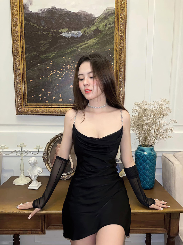 Trước đó, Hồng Vân cho biết, mình khá rụt rè và chỉ mặc những bộ trang phục "bánh bèo". Một trong những lý do khiến cô yêu thích công việc làm mẫu ảnh chính là được mặc lên những bộ đồ đẹp của các thương hiệu.