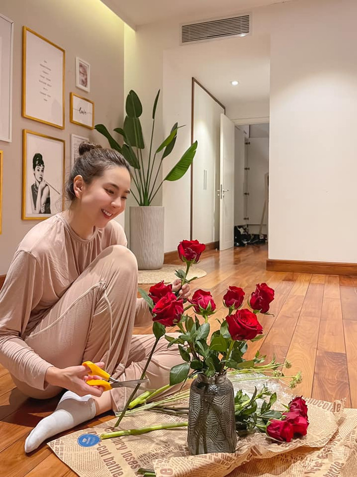 Ngày phát hiện bản thân bị dương tính, Mai Ngọc cho hay cô không có biểu hiện gì, vẫn ăn, ngủ, tập luyện và chăm sóc các F0 khác trong nhà bình thường.