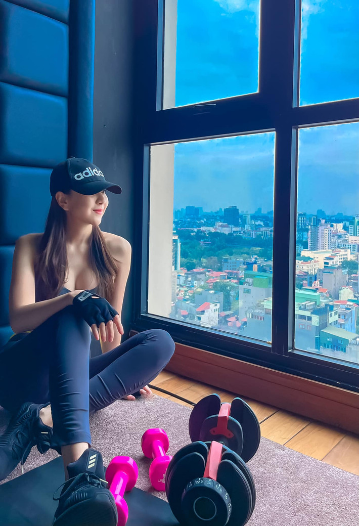 Cụ thể, Mai Ngọc chia sẻ: "Sáng ngày thứ 6 mở mắt ra, tự nhiên trong veo, họng nuốt nước bọt bình thường, cơn đau họng như một cú lừa vậy".