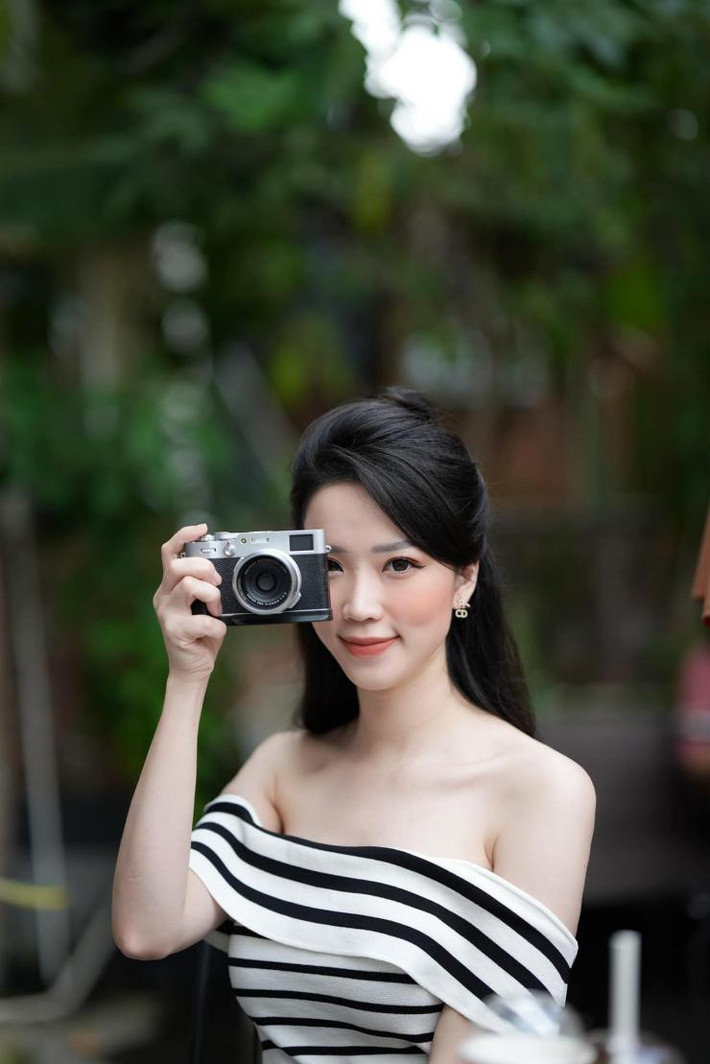 Lần đầu lên sóng bản tin trực tiếp cùng BTV Hạnh Phúc, Hải Yến dẫn dắt khá trơn tru, gây thiện cảm bởi ngoại hình xinh đẹp, tươi tắn.