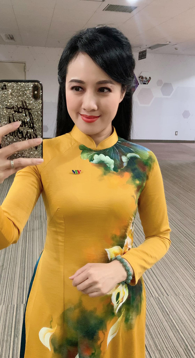 Ở cương vị và vai trò mới toanh là người dẫn dắt chương trình Không Gian Văn Hóa Nghệ Thuật, Hoài Anh vẫn tiếp tục ghi điểm với sự duyên dáng của mình.