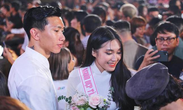 Tin đồn Đoàn Văn Hậu và Doãn Hải My bắt đầu khi chàng cầu thủ đến dự đêm chung kết Hoa hậu Hoàn vũ nơi gái xinh Hà thành lọt vào top 10.