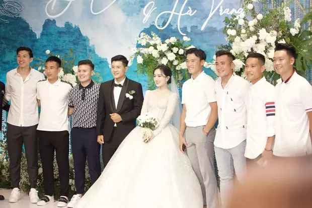 Đám cưới Đức Chinh tối qua quy tụ dàn khách mời siêu khủng, toàn cầu thủ và sao Việt. Người nổi tiếng có Trang Trần, ca sĩ Hòa Minzy, ca sĩ Andiez,... Còn dàn cầu thủ gồm anh em Bùi Tiến Dũng - Bùi Tiến Dụng, Quang Hải, Hồ Tấn Tài, Nguyễn Thành Chung, Văn Thanh, trung vệ Bùi Tiến Dũng,...