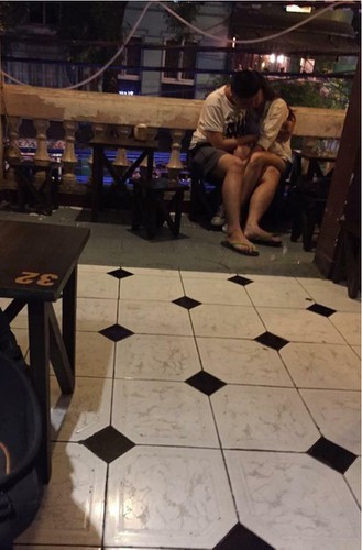 Phần đông mọi người bày tỏ phẫn nộ, gai mắt trước hành động phản cảm của hai cặp đôi trẻ giữa nơi công cộng.