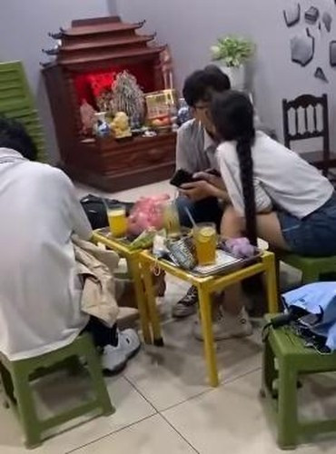 Dân mạng cũng "nổi điên" vì hành động vô duyên, vô ý thức của đôi nam nữ này khi diễn cảnh yêu đương giữa quán cafe.