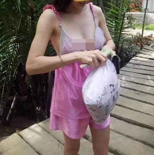 Đến nỗi, một anh chàng shipper Thái Lan từng gửi tin nhắn cho khách nữ, với nội dung: "Khi lấy đồ, bạn vui lòng mặc áo ngực. Tôi không cảm thấy thoải mái cho lắm nếu bạn không mặc", nhằm ám chỉ các bạn nữ cần chú ý hơn trong cách ăn vận của mình.