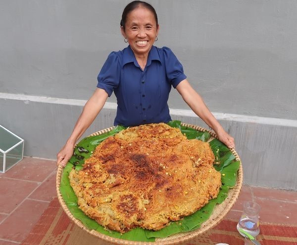 Không chỉ nguyên liệu gây khó hiểu, dân tình còn nhận định cách bà nấu mất vệ sinh khi không dùng găng tay và bếp được đặt ở ổ rơm, chuồng gà, chuồng lợn…