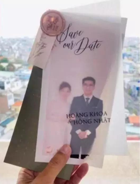 Vậy là sau ViruSs, vợ chồng Xoài Non - Xemesis,... Vương Anh Ole là khách mời tiếp theo nhận được thiệp mời cưới của PewPew.
