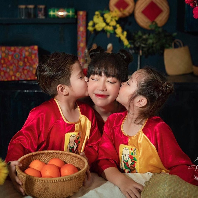 Sau thời gian kết hôn với ông chồng Tây, Elly Trần lần lượt đón 2 thiên thần Cadie Mộc Trà và Alfie Túc Mạch chào đời năm 2014, 2015.