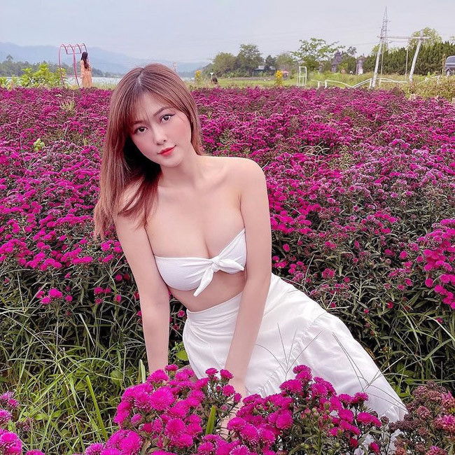 Nguyễn Trà My (sinh năm 1998, Huế) là cựu sinh viên trường Đại học Kinh tế Huế. Gái xinh này là gương mặt khá nổi trên mạng xã hội với hơn 50.000 lượt theo dõi trên Facebook.