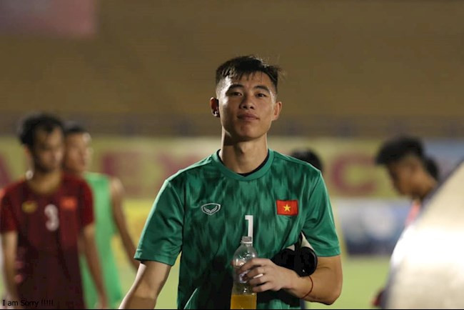 Trước đó, trong trận đấu gặp U23 Thái Lan, Văn Chuẩn được thay vào sân sau tình huống mắc sai lầm của thủ môn Nguyễn Văn Toản ở phút thứ 34. Trên hội nhóm của fan bóng đá Việt Nam, thủ môn 21 tuổi được mệnh danh là “người nhện” vì thi đấu ấn tượng.