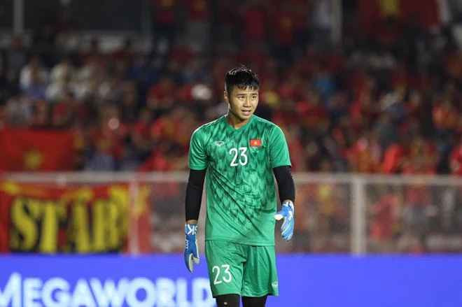Văn Toản là một trong những cầu thủ cao nhất đội hình U23 Việt Nam hiện tại. Có khuôn mặt tròn và làn da rám nắng, thủ thành 22 tuổi còn được fan đặt biệt danh “bánh bao cháy”. Anh có tên gọi vui này từ khi được triệu tập vào đội tuyển quốc gia dự King’s Cup 2019.