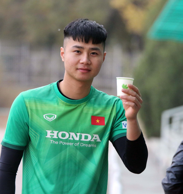 Sau pha bắt bóng lỗi rồi lao người vớt bóng trong trận hòa U23 Thái Lan, Nguyễn Văn Toản (sinh năm 1999) bị chấn thương nặng và xuất hiện với hình ảnh nẹp ngón tay trên sân tập hôm 4/6.