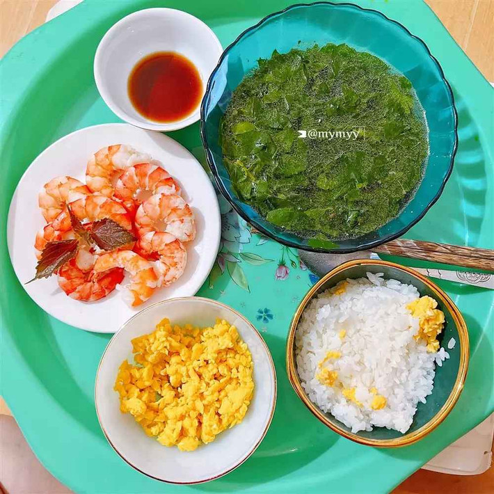 Mặc dù mới học lớp 10, nhưng cậu em chồng này thường phụ mẹ nấu cơm trưa cho chị dâu, ngoài ra còn chăm cháu vô cùng khéo léo.