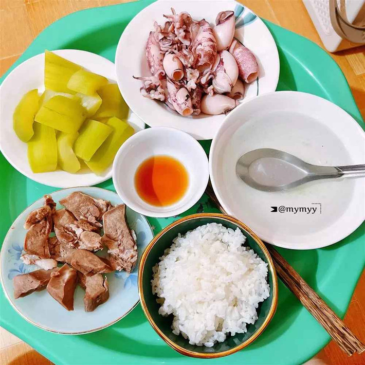 Mặc dù không rành khoản nấu nướng, nhưng mẹ chồng cô vẫn luôn chiều theo sở thích ăn uống của con dâu. Hầu hết sẽ là các món hấp và luộc, vừa dễ ăn lại rất tốt cho phụ nữ sau sinh.