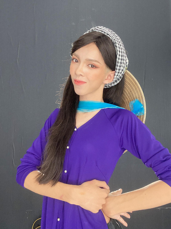 Một số thay đổi diện mạo của chủ kênh TikTok triệu follow để có hình ảnh đẹp gái, nữ tính như hiện nay: làm răng, thu cánh mũi, làm lông mày, tiêm má tiêm rãnh cười, tiêm cằm, tiêm hóp gương mặt.