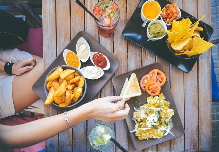 Khi nền tảng TikTok phủ sóng mạng xã hội, reviewer đã trở thành ngành nghề hot, đặc biệt là mảng ẩm thực. Họ đóng vai trò là cầu nối, giới thiệu về các dịch vụ, địa điểm ăn uống, hàng quán… đến với người xem.