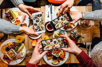 Những chủ cơ sở ăn uống thuê những nhân vật có tầm ảnh hưởng để review với muôn vàn lời "có cánh", cũng như tâng bốc về chất lượng dịch vụ, đồ ăn tại quán. Tuy nhiên, khi khách kéo đến thì lại nhận được sự phục vụ và đồ ăn kém chất lượng, không như trong những video họ đã giới thiệu.