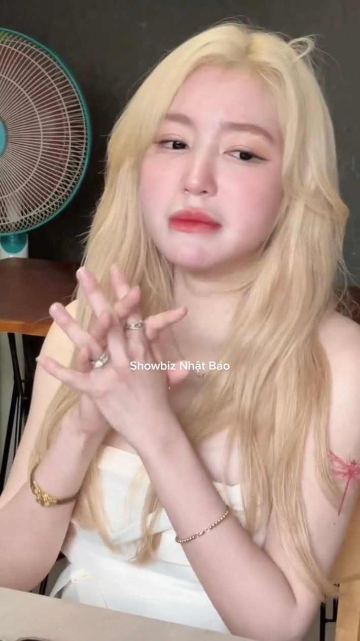 Xuất hiện trong ảnh, Elly Trần diện chiếc váy trắng, làn da trắng mịn chứ danh cùng với mai tóc tông màu sáng.